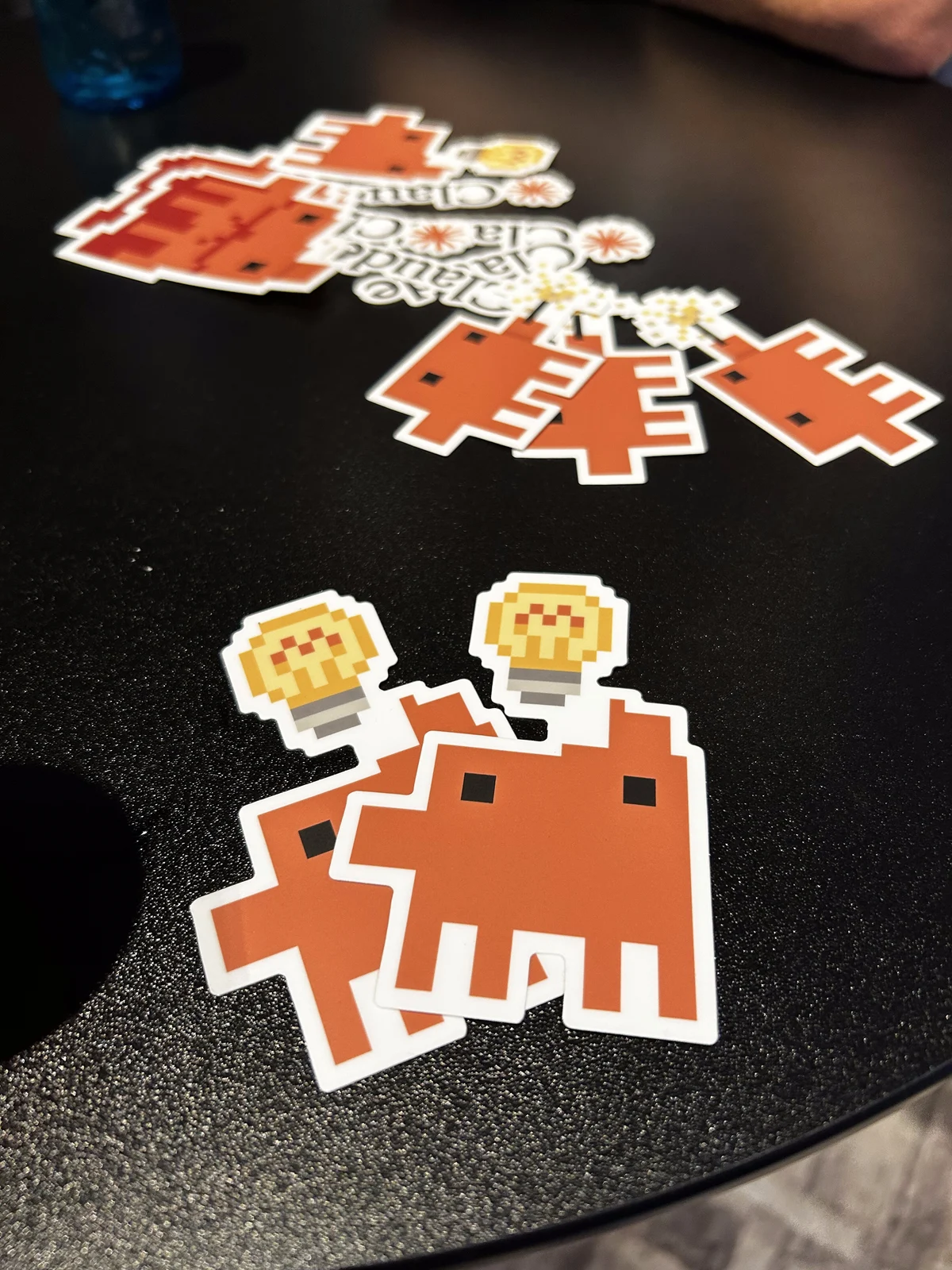 Claude Pixel-Art-Sticker auf einem Tisch im Founder House